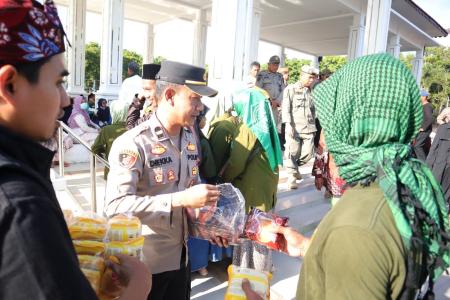 Humanis Polisi Berbagi Roti dan Air untuk Aksi Damai Alumni Ponpes di 