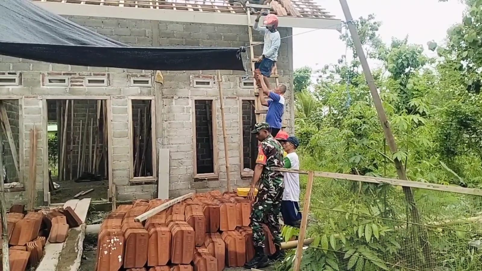 Wujud Kepedulian Terhadap Masyarakat, Babinsa Maron Bantu Pasang Atap Rumah Warga 