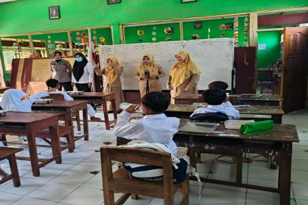 SENYUM CERIA PELAJAR SAMBUT MAKAN 