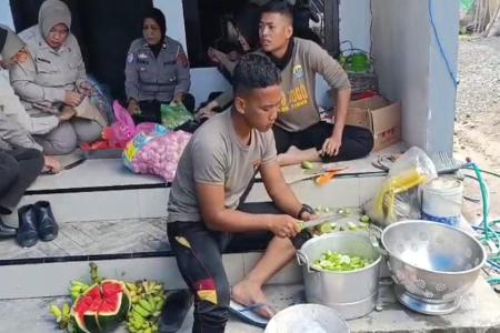 Polda Jatim Sediakan Dapur Umum untuk Warga Terdampak Erupsi Gunung Se