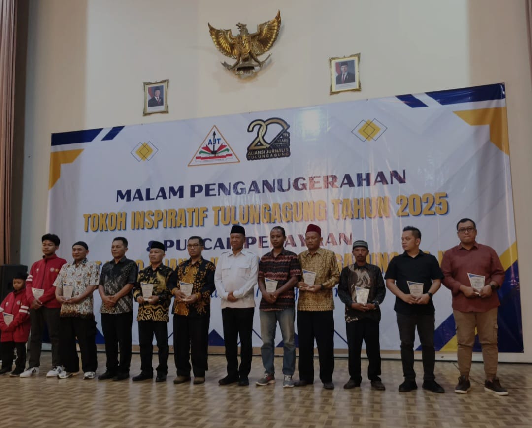 Bupati Gatut Sunu Wibowo Raih Penghargaan Tokoh Inspiratif 2025 pada Puncak HUT AJT ke-20